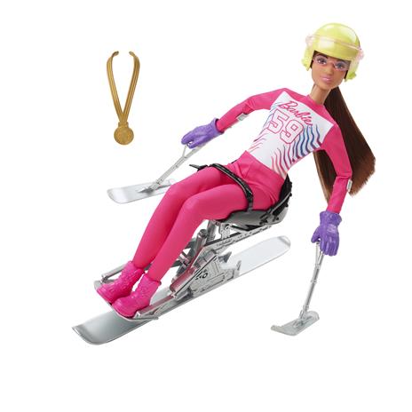 Barbie - Sport Invernali Sciatrice Paralimpica, Bambola Barbie Mora Alta 30,4 cm con Maglia, Pantaloni, Casco, Guanti, Palo, Monosci e Trofeo, Giocattolo per Bambini 3+ Anni, HCN33