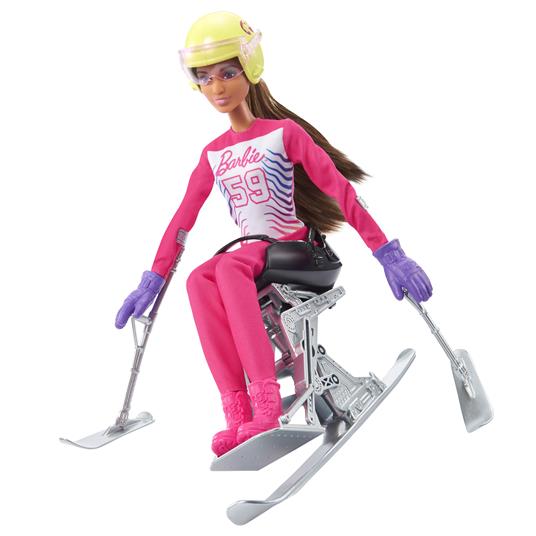 Barbie - Sport Invernali Sciatrice Paralimpica, Bambola Barbie Mora Alta 30,4 cm con Maglia, Pantaloni, Casco, Guanti, Palo, Monosci e Trofeo, Giocattolo per Bambini 3+ Anni, HCN33 - 2