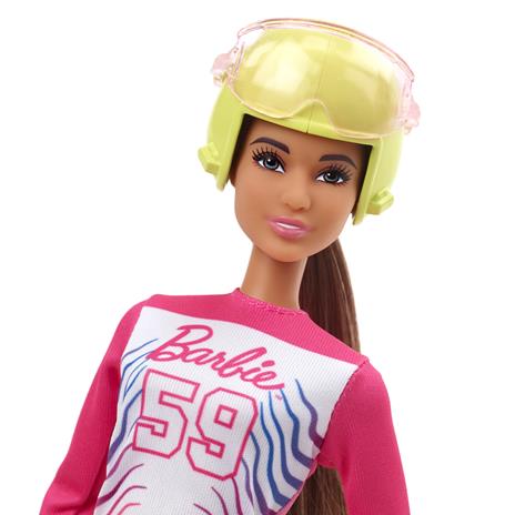 Barbie - Sport Invernali Sciatrice Paralimpica, Bambola Barbie Mora Alta 30,4 cm con Maglia, Pantaloni, Casco, Guanti, Palo, Monosci e Trofeo, Giocattolo per Bambini 3+ Anni, HCN33 - 3