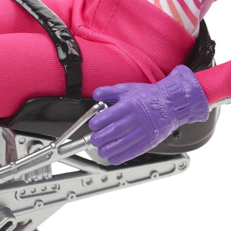 Barbie - Sport Invernali Sciatrice Paralimpica, Bambola Barbie Mora Alta 30,4 cm con Maglia, Pantaloni, Casco, Guanti, Palo, Monosci e Trofeo, Giocattolo per Bambini 3+ Anni, HCN33 - 4