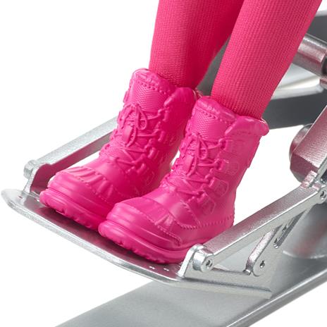 Barbie - Sport Invernali Sciatrice Paralimpica, Bambola Barbie Mora Alta 30,4 cm con Maglia, Pantaloni, Casco, Guanti, Palo, Monosci e Trofeo, Giocattolo per Bambini 3+ Anni, HCN33 - 5