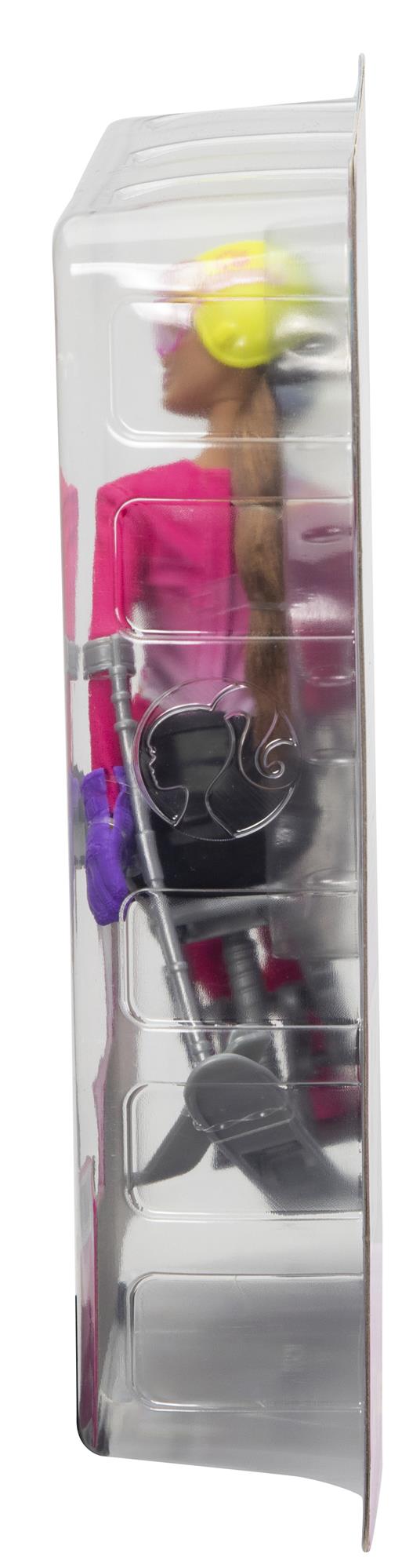 Barbie - Sport Invernali Sciatrice Paralimpica, Bambola Barbie Mora Alta 30,4 cm con Maglia, Pantaloni, Casco, Guanti, Palo, Monosci e Trofeo, Giocattolo per Bambini 3+ Anni, HCN33 - 8