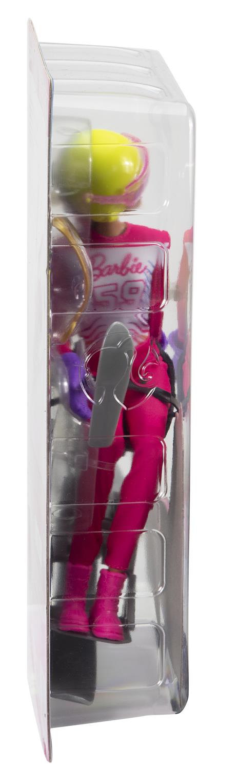 Barbie - Sport Invernali Sciatrice Paralimpica, Bambola Barbie Mora Alta 30,4 cm con Maglia, Pantaloni, Casco, Guanti, Palo, Monosci e Trofeo, Giocattolo per Bambini 3+ Anni, HCN33 - 9