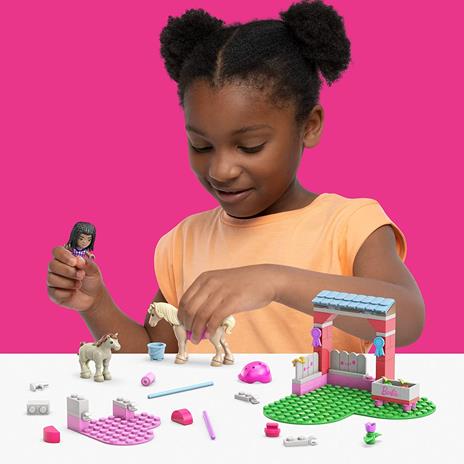 MEGA - Barbie Maneggio con Ostacoli, 73 Blocchi da Costruzione tra cui 1 Micro Bambola Barbie e 1 Cavallo - 2