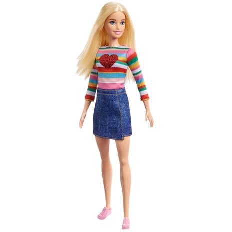 Barbie - Barbie Siamo in Due Barbie "Malibu" Roberts, bambola bionda con maglia arcobaleno, gonna di jeans e scarpe - 2