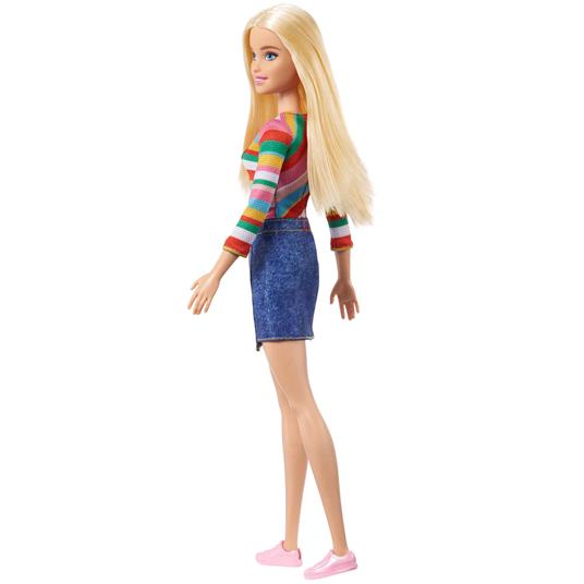 Barbie - Barbie Siamo in Due Barbie "Malibu" Roberts, bambola bionda con maglia arcobaleno, gonna di jeans e scarpe - 3