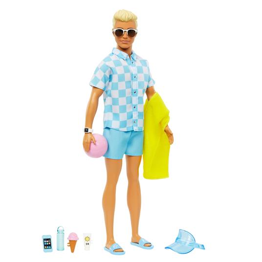 Barbie Movie - Ken bambola bionda con camicia blu a bottoni e costume da  bagno, visiera, telo mare e accessori da spiaggia - Barbie - Bambole  Fashion - Giocattoli | Feltrinelli