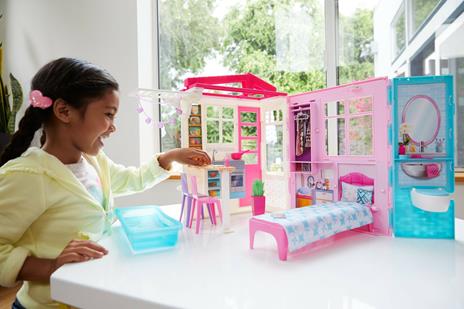 Barbie- Casa Portatile Piccola con Piscina e Accessori (Bambola