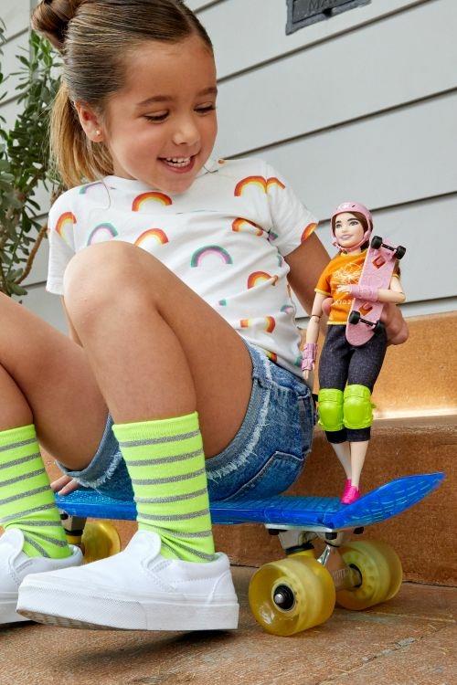 Barbie Carriere Giochi Olimpici Tokyo 2020, Bambola Skateboarder con Accessori Giocattolo per Bambini 3+ Anni, GJL78 - 6