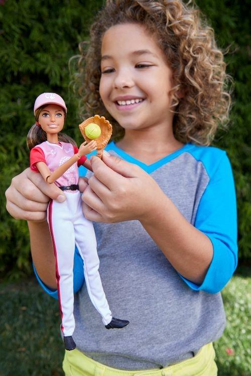 Barbie Olimpiadi Bambola Giocatrice di Softball, Giocattolo per Bambini 3+ Anni, Multicolore, GJL77 - 5