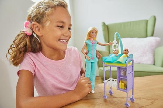 Barbie Carriere Playset Pediatra Bambola, 2 Neonati e Accessori Giocattolo per Bambini 3+ Anni, GKH23 - 7