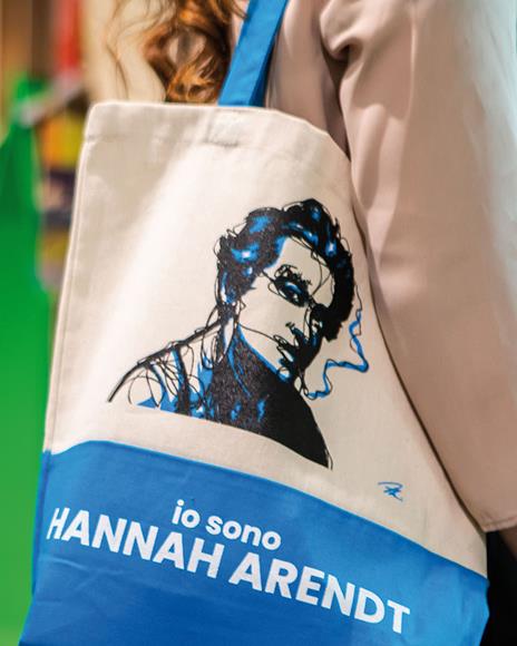 Feltrinelli Librerie on X: Oggi vogliamo accompagnare la vostra giornata  con una delle frasi più celebri di Hannah Arendt, tratta dal suo capolavoro  La banalità del male. Condividete il suo pensiero lettori? #