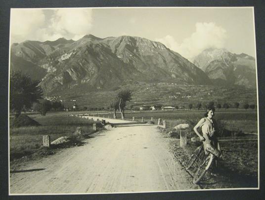 Trentino. Scendendo dal colle del Ballino. Veduta sul Lomaso, sul Banale e sul Gruppo di Brenta. Fotografia originale - copertina