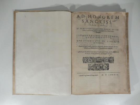 Ad honorem sanctiss. mae trinitatis et Beatissimae Virginis Mariae et omnium Sactorum & ad commodiorem usum totius populi. Statuta loci Cameranae typis restituta. Sub sindicatu: nn. virorum et procuratorum Franceschini Garelli, Antonii Burmidae, Andr - copertina