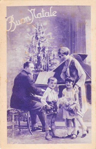 Buon Natale. Famiglia davanti al piano. Non viaggiata - copertina