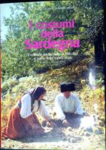I costumi della Sardegna : il vestiario tradizionale di 108 citta e paesi dell'isola 27 riproduzioni di stampe d'epoca e disegni