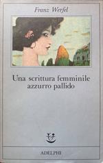 Una scrittura femminile azzurro pallido