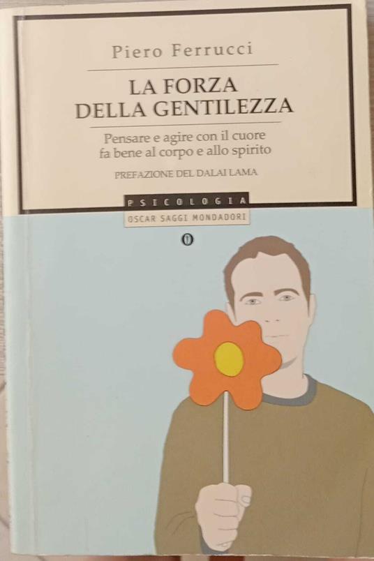 La forza della gentilezza. Pensare e agire con il cuore fa bene al corpo e allo spirito - Piero Ferrucci - copertina