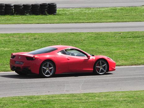 SMARTBOX - Castelletto di Branduzzo: 3 emozionanti giri alla guida di una Ferrari 458 - Cofanetto regalo - 3