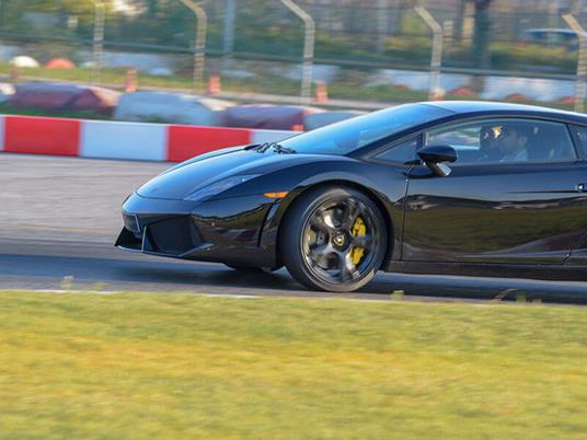 SMARTBOX - Adrenalina sul Circuito di Arese: 1 giro su Ferrari o Lamborghini con video ricordo incluso - Cofanetto regalo - 3