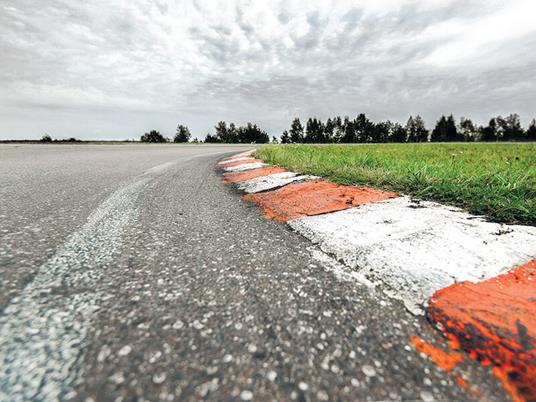 SMARTBOX - Adrenalina sul Circuito di Arese: 1 giro su Ferrari o Lamborghini con video ricordo incluso - Cofanetto regalo - 5