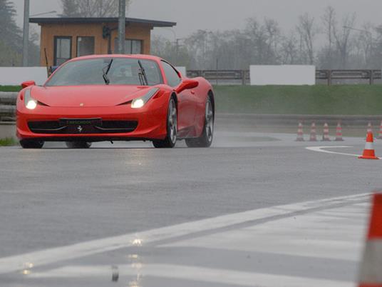 SMARTBOX - Adrenalina sul Circuito di Arese: 1 giro su Ferrari o Lamborghini con video ricordo incluso - Cofanetto regalo - 7