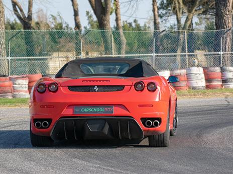 SMARTBOX - Adrenalina Ferrari: 3 giri in Ferrari 430 Spider - Cofanetto regalo - 8