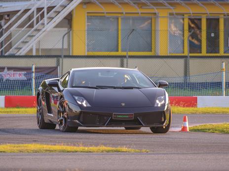 SMARTBOX - Ferrari e Lamborghini su pista: 2 giri a bordo di 2 Supercar e video ricordo - Cofanetto regalo - 7