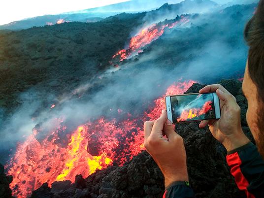 SMARTBOX - Avventura esplosiva sull'Etna: trekking guidato tra i crateri del vulcano - Cofanetto regalo - 3