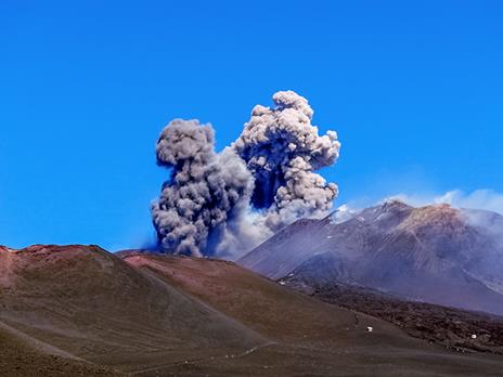 SMARTBOX - Avventura esplosiva sull'Etna: trekking guidato tra i crateri del vulcano - Cofanetto regalo - 5