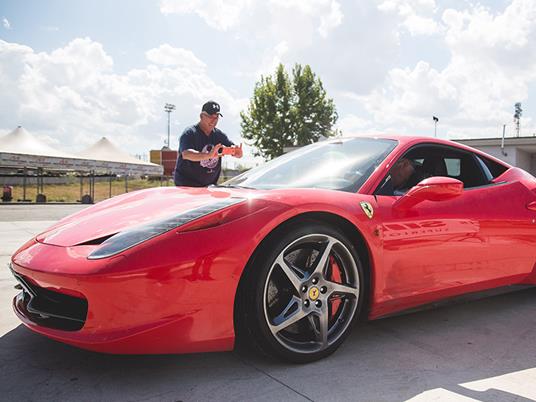 SMARTBOX - Adrenalina in pista a Castelletto di Branduzzo: 2 giri su Ferrari 458 con video a bordo - Cofanetto regalo - 2