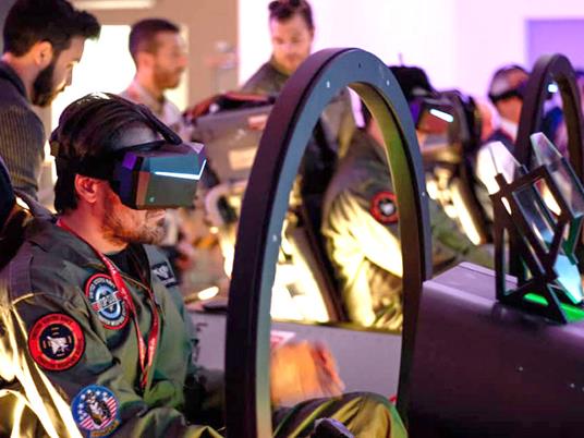 SMARTBOX - Top Gun per un giorno: volo su simulatore Caccia F18 di 1h ed  esperienza in