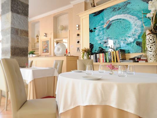 SMARTBOX - Romantica cena a base di pesce e bottiglia di vino in esclusivo  ristorante a Ventimiglia - Cofanetto regalo - Smartbox - Idee regalo |  Feltrinelli