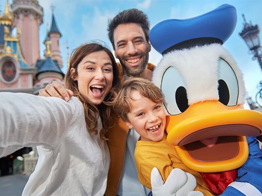 SMARTBOX - Doppia Magia con biglietto datato 1 giorno Alta Stagione per 2 Parchi Disney® per 2 adulti e 1 bambino - Cofanetto regalo - 2