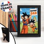 Dragon Ball Super: The Good Gift - Saiyan Dad (Frame Kraft 15x20Cm / Stampa In Cornice)