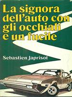 La signora dell'auto con gli occhiali e un fucile