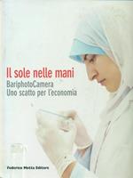 Il sole nelle mani. BariphotoCamera. Uno scatto per l'economia. Catalogo della mostra (Bari, 16 dicembre 2006-13 gennaio 2007)