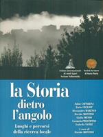 La  storia dietro l'angolo