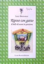 Riposo con gatto. Il bello di essere in pensione