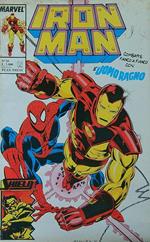 Iron Man combatte fianco a fianco con l'uomo ragno n.18