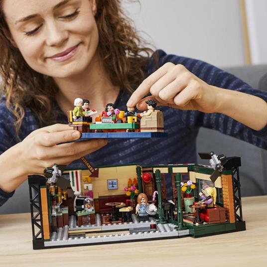 LEGO Ideas 21319 Central Perk, Set con l'Iconico Caffè e 7 Minifigure  Friends, Gadget per il 25° Anniversario della Serie TV - LEGO - Ideas -  Edifici e architettura - Giocattoli