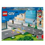 LEGO City 60304 Piattaforme Stradali, Set Basi con Lampioni Fosforescenti, Semafori Giocattolo, Cartelli e Segnaletica
