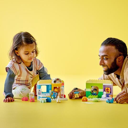 LEGO DUPLO 10992 Divertimento all'Asilo Nido, Gioco Educativo per Bambini  dai 2 Anni con Mattoncini, Costruzioni e 4 Figure - LEGO - Duplo Town -  Edifici e architettura - Giocattoli