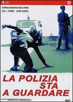 La polizia sta a guardare