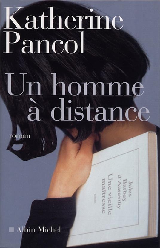 Un homme à distance