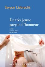 Un très jeune garçon d’honneur