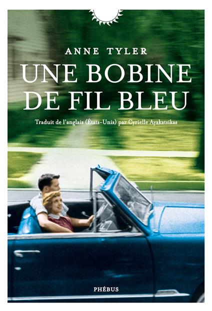 Une bobine de fil bleu