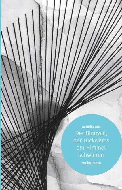 Der Blauwal, der rückwärts am Himmel schwamm