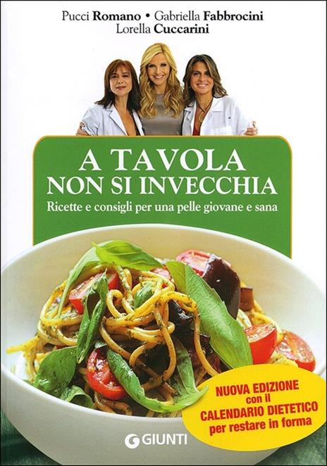 A tavola non si invecchia. Ricette e consigli per una pelle giovane e sana - Pucci Romano,Gabriella Fabbrocini,Lorella Cuccarini - copertina