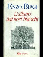 L'albero dai fiori bianchi